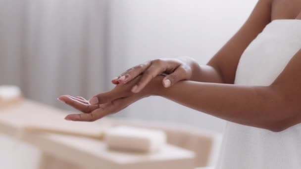 Koncepcja Odżywiania Skóry Nierozpoznawalna Czarna Kobieta Nakładająca Krem Nawilżający Ręce — Wideo stockowe