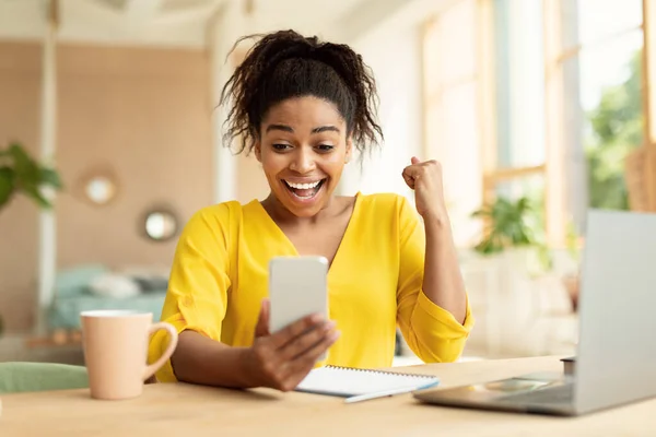 Heyecanlı Afrikalı Amerikalı Kadın Akıllı Telefon Ekranına Bakıyor Evet Işareti — Stok fotoğraf