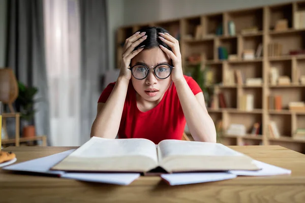 Zklamaný Šokovaný Dospívající Asijská Studentka Brýlích Čte Knihu Držet Hlavu — Stock fotografie