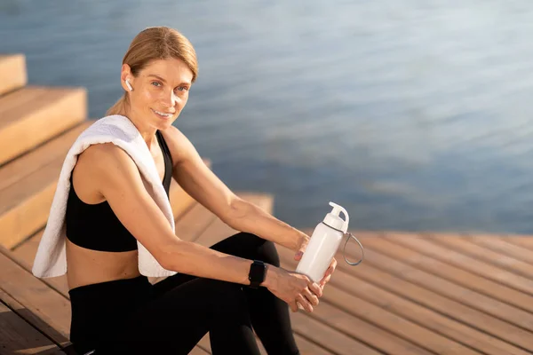 Sporty Middle Aged Woman Relaxing Pier Fitness Training Outdoors Beautiful —  Fotos de Stock