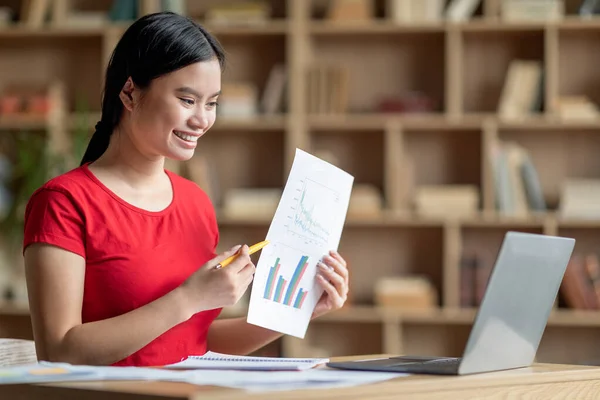 Smiling Young Asian Lady Have Meeting Remotely Laptop Showing Chart — Foto de Stock