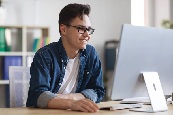 Porträt Eines Lächelnden Millennial Businessman Der Büro Computer Arbeitet Glücklicher — Stockfoto