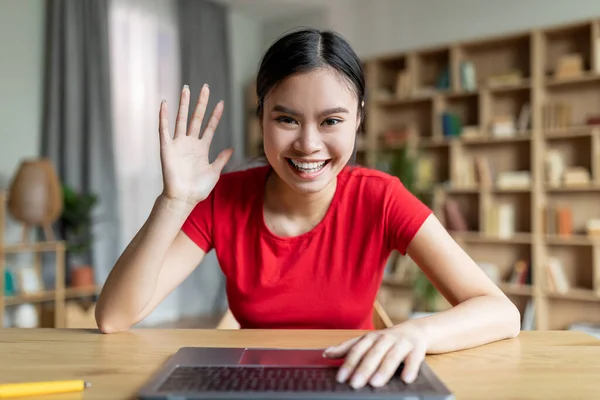 Sorrindo Feliz Adolescente Engraçado Menina Japonesa Digitando Computador Acenando Mão — Fotografia de Stock