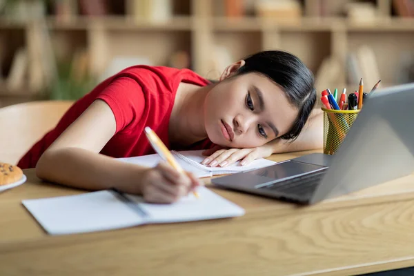 Adolescência Cansada Estudante Japonesa Está Mesa Perto Computador Interior Quarto — Fotografia de Stock