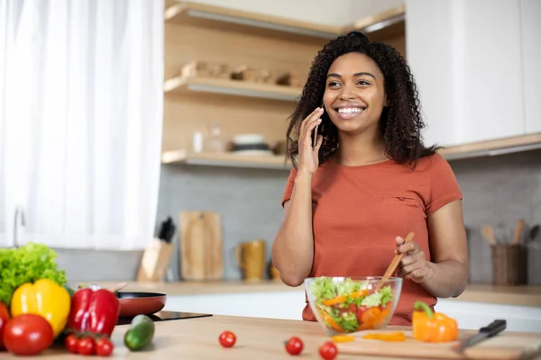 Giovane Donna Afroamericana Allegra Che Prepara Insalata Con Verdure Biologiche — Foto Stock