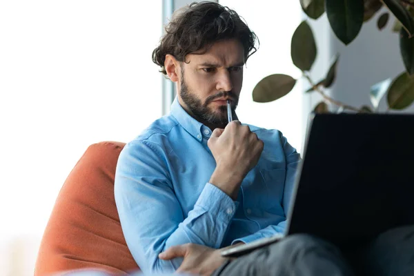 Thoughtful Concentrated Middle Aged Businessman Using Laptop Having Problem Job — Stockfoto