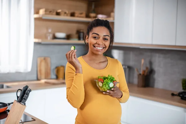 Glad Hungry Pretty Millennial Pregnant African American Woman Belly Eating — Foto Stock