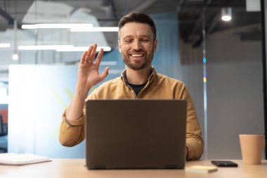 Modern Ofiste Oturan Bilgisayara El Sallayan Dizüstü Bilgisayarı kullanarak Neşeli İşadamı Videosu. İş yerinde Erkek Girişimci İletişimi Çevrimiçi. Uzak İletişim Konsepti