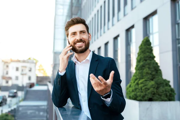 Heureux Homme Affaires Européen Barbu Millénaire Confiant Costume Parle Par — Photo