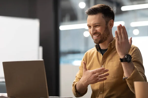 Trabajador Oficina Masculino Haciendo Videollamada Través Ordenador Portátil Hablando Con — Foto de Stock