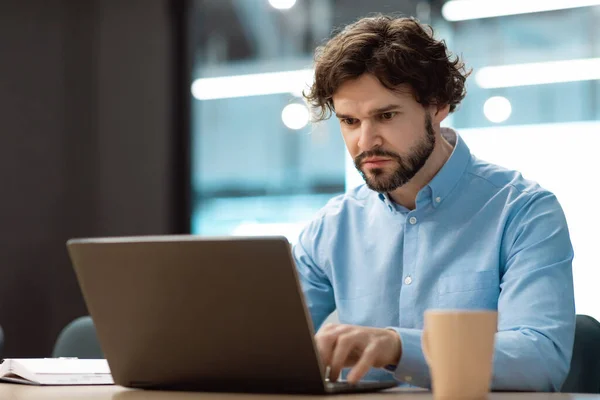 Funcionário Masculino Meia Idade Focado Trabalhando Computador Portátil Escritório Moderno — Fotografia de Stock