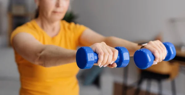 Sporty Aged Woman Lifting Dumbells Training Living Room Interior Working — Stockfoto