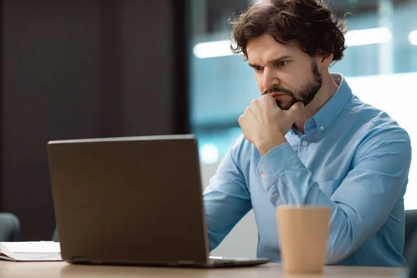 Focused Mature Businessman Sitting Desk Working Laptop Computer Modern Office — Stockfoto