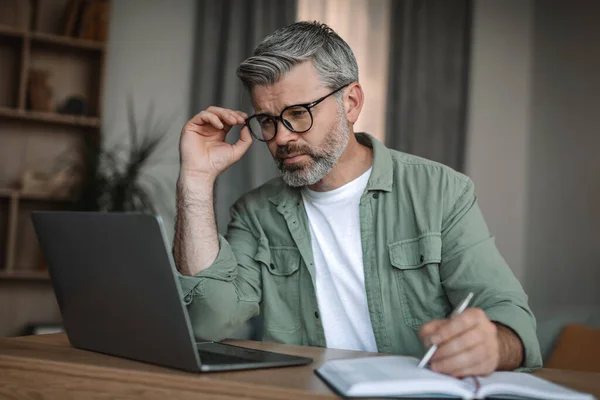 Busy Serious European Mature Man Teacher Beard Glasses Looks Laptop — Stockfoto