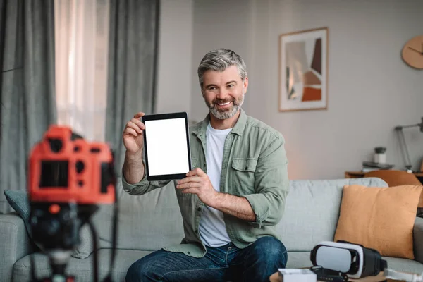 Sakallı Neşeli Beyaz Adam Boş Ekranlı Tablet Gösteriyor Oturma Odasının — Stok fotoğraf