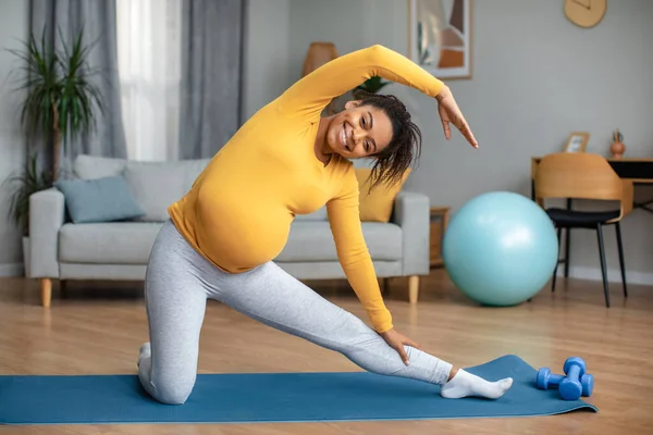 Happy Smiling Young Pregnant Black Female Practicing Yoga Stretching Body — ストック写真