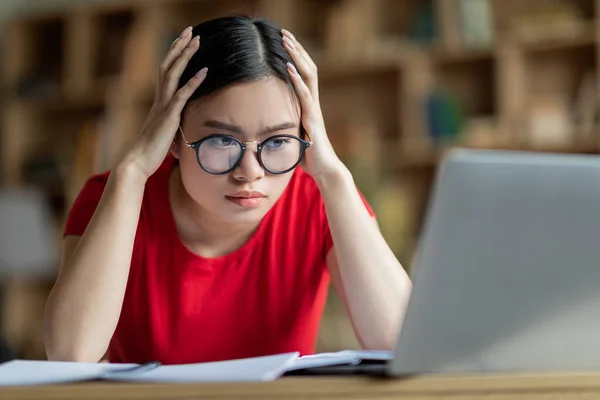 Concentrado Ocupado Joven Asiático Chica Gafas Sostener Cabeza Con Las — Foto de Stock