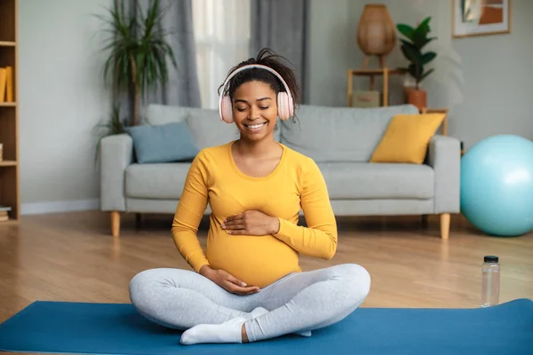 Feliz Joven Embarazada Hembra Negra Auriculares Tocando Vientre Relajándose Esterilla — Foto de Stock