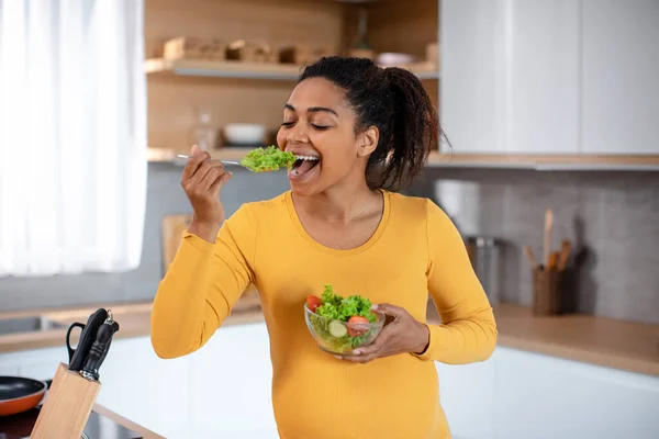 Smiling Hungry Young Pregnant African American Woman Eating Salad Organic — Stock Photo, Image