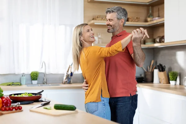 Romantik Sevgi Dolu Orta Yaşlı Çift Evde Yemek Pişirirken Dans — Stok fotoğraf