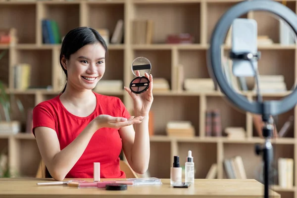 Genç Asyalı Bayanın Kızardığına Kozmetik Incelemesi Yaptığına Içerideki Akıllı Telefonlara — Stok fotoğraf