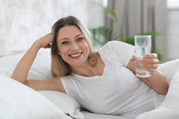 Positive Beautiful Blonde Young Lady Lying Bed Holding Glass Fresh — Stock Photo, Image