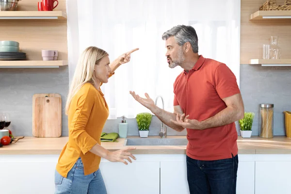 Emotional Middle Aged Couple Having Quarrel Kitchen Furious Blonde Woman — Stockfoto