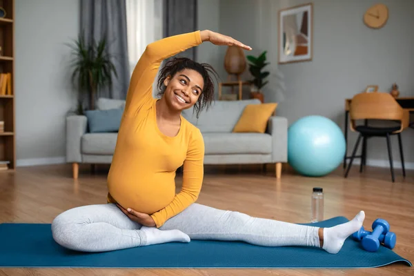 Motherhood Workout Glad Pretty Millennial Pregnant African American Lady Practicing — Fotografia de Stock