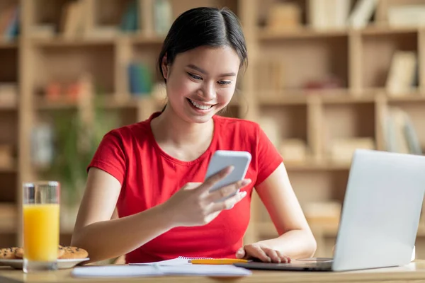 Cheerful Adolescent Chinese Lady Student Typing Smartphone Table Computer Room — 스톡 사진