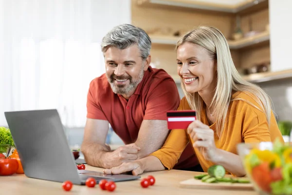 Cheerful Couple Making Online Order Supermarket While Cooking Standing Kitchen — Stockfoto