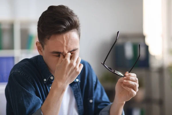 Retrato Jovem Cansado Tirando Óculos Esfregando Ponte Nariz Tiro Perto — Fotografia de Stock