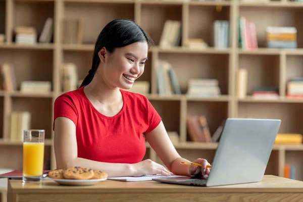 Fröhlich Fröhliche Junge Asiatische Studentin Sehen Online Unterricht Auf Laptop — Stockfoto