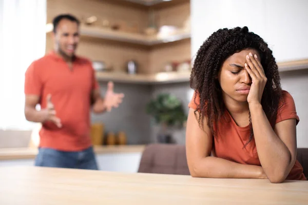 Angry Millennial African American Husband Yelling Upset Offended Wife Kitchen — Stock Photo, Image