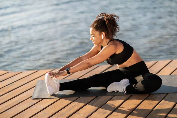 Active Young African American Lady Exercising Beautiful Lake Public Park — Stockfoto