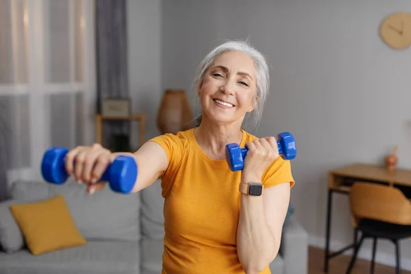 Positive Senior Woman Doing Dumbbell Workout Home Working Arms Strength — Stok fotoğraf