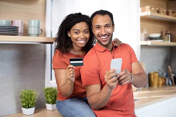 Veselý Mladý Africký Americký Muž Žena Show Smartphone Kreditní Karty — Stock fotografie