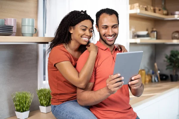 Ευτυχισμένος Νεαρός Αφροαμερικάνος Άνδρας Και Γυναίκα Κοιτάζοντας Tablet Έχουν Βιντεοκλήση — Φωτογραφία Αρχείου