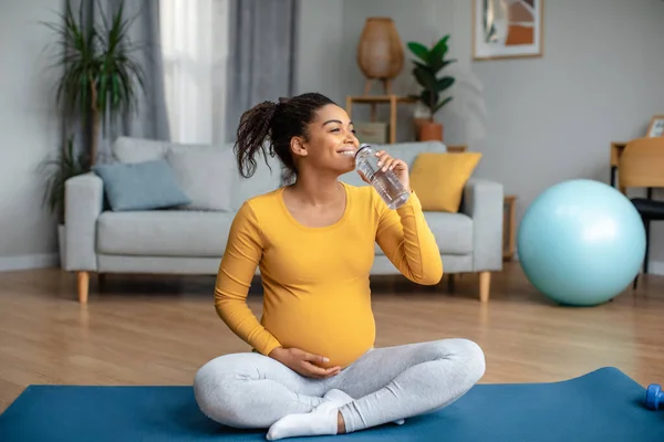 Cheerful Pretty Millennial Pregnant African American Lady Practices Yoga Drinks — 图库照片