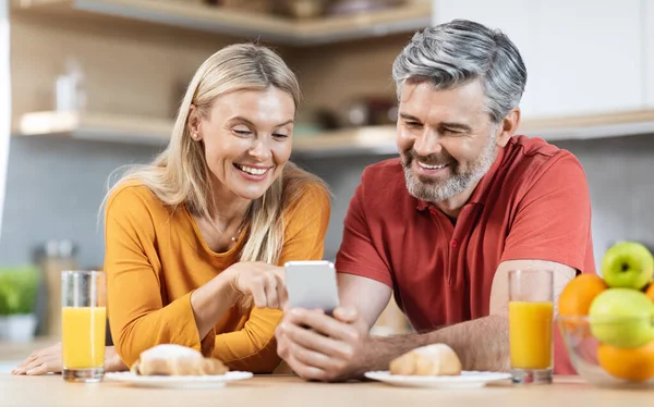 Cheerful Beautiful Spouses Having Breakfast Together Kitchen Drinking Fresh Orange — Stockfoto