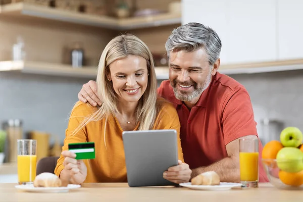 Happy Middle Aged Couple Using Modern Digital Tablet Green Plastic — Stockfoto