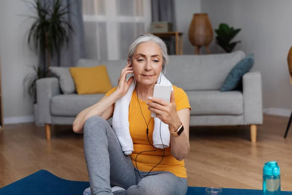 Femme Âgée Moderne Avec Écouteurs Téléphone Portable Écoutant Musique Après — Photo