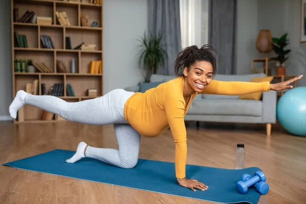 Workout Pregnant Lady Happy Pretty Young African American Woman Practicing — Stok fotoğraf