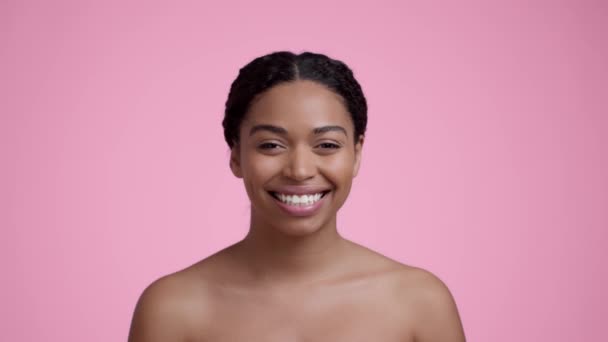 Belleza Felicidad Primer Plano Retrato Joven Despreocupada Hermosa Dama Afroamericana — Vídeos de Stock