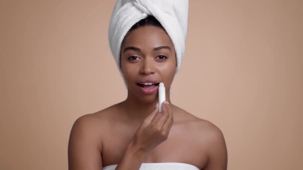 Studio Portrait Young Pretty African American Woman Applying Hygienic Lipstick — Stockvideo