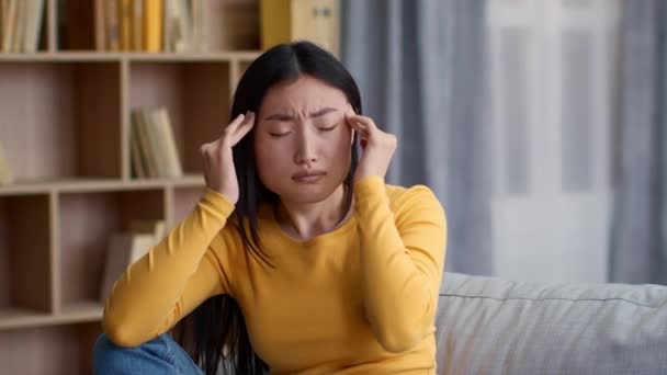 Problém Závislosti Počasí Mladá Rozrušená Asijská Žena Trpící Migrénou Masírující — Stock video