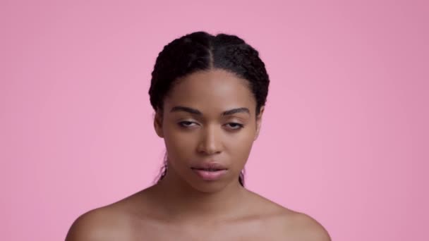 Beauty Portrait Young Sensual African American Woman Bare Shoulders Looking — Stok Video
