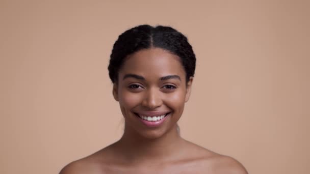 Студийный Портрет Молодой Довольно Африканской Американки Улыбающейся Камеру Позирующей Голыми — стоковое видео