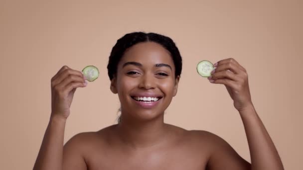 Domestic Beauty Secrets Young Pretty African American Woman Taking Away — Vídeos de Stock