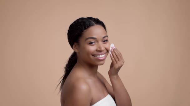 Reinigungskonzept Für Das Gesicht Junge Hübsche Afrikanisch Amerikanische Dame Handtuch — Stockvideo