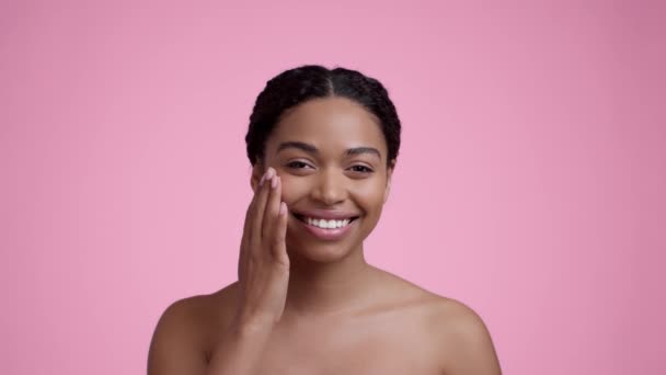 Facial Care Studio Portrait Young Pretty African American Woman Applying — Vídeo de Stock